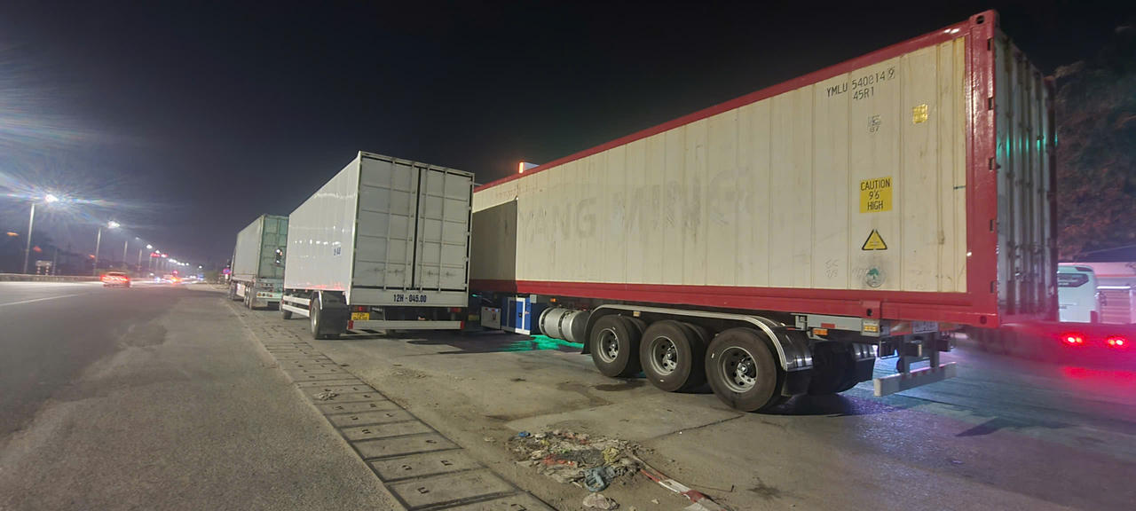 Nhiều xe container đỗ cạnh Quốc lộ 1A trong đ&ecirc;m đoạn gần khu vực cửa khẩu. (Ảnh: Minh Hữu)