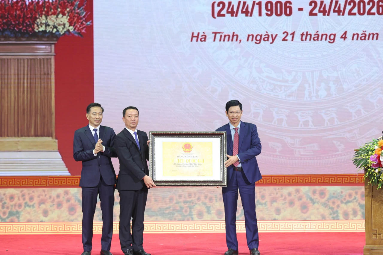 &Ocirc;ng Hồ An Phong - Thứ trưởng Bộ VH-TT&amp;amp;DL trao bằng c&ocirc;ng nhận Di t&iacute;ch lịch sử cấp Quốc gia đối với Khu mộ Tổng B&iacute; thư H&agrave; Huy Tập cho &ocirc;ng Phan Thi&ecirc;n Định - Ph&oacute; B&iacute; thư Tỉnh ủy, Chủ tịch UBND tỉnh v&agrave; Gi&aacute;m đốc Sở VH-TT&amp;amp;DL Nguyễn Viết Trường.