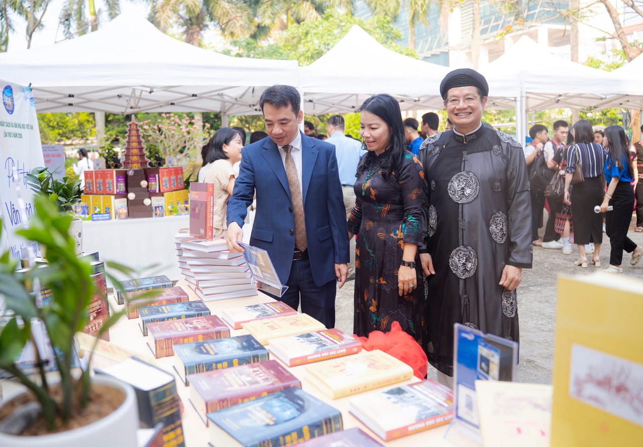 L&atilde;nh đạo TP Huế&nbsp;tham quan kh&ocirc;ng gian trưng b&agrave;y tại Ng&agrave;y S&aacute;ch v&agrave; Văn h&oacute;a đọc Việt Nam.
