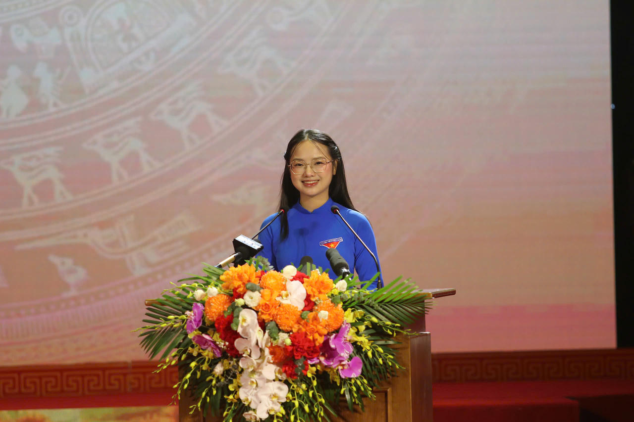 Em B&ugrave;i H&agrave; Vy - Học sinh lớp 11 Văn (Trường THPT Chuy&ecirc;n H&agrave; Tĩnh), đại diện thế hệ trẻ tỉnh nh&agrave; ph&aacute;t biểu tại buổi lễ.