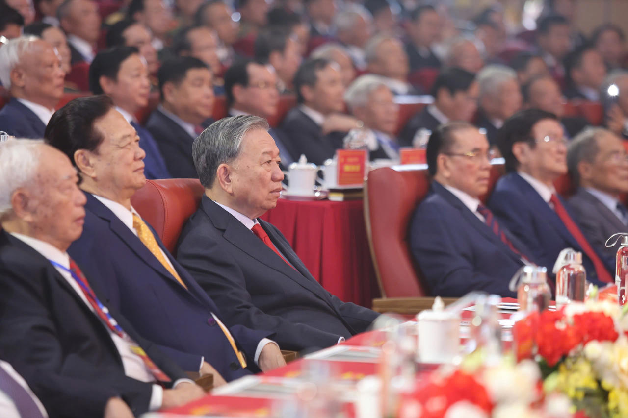 Tổng B&iacute; thư, Chủ tịch nước T&ocirc; L&acirc;m v&agrave; c&aacute;c đồng ch&iacute; l&atilde;nh đạo, nguy&ecirc;n l&atilde;nh đạo Đảng, Nh&agrave; nước tham dự lễ kỷ niệm.