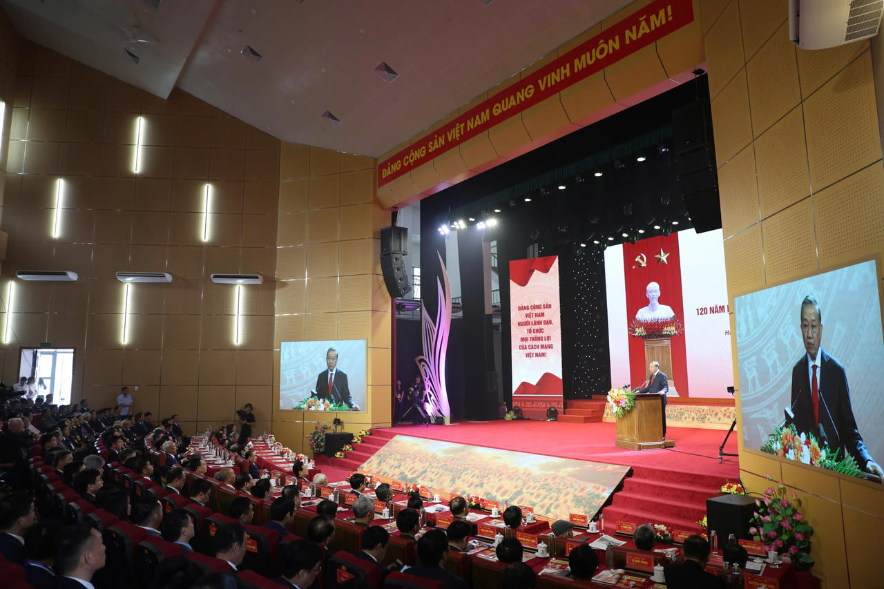 Dự buổi lễ c&oacute; gần 500 đại biểu&nbsp;l&agrave; c&aacute;c đồng ch&iacute; l&atilde;nh đạo, nguy&ecirc;n l&atilde;nh đạo Đảng, Nh&agrave; nước,&nbsp;c&aacute;c bậc l&atilde;o th&agrave;nh c&aacute;ch mạng, Mẹ Việt Nam anh h&ugrave;ng, Anh h&ugrave;ng lực lượng vũ trang nh&acirc;n d&acirc;n; l&atilde;nh đạo, nguy&ecirc;n l&atilde;nh đạo tỉnh H&agrave; Tĩnh v&agrave; đại diện d&ograve;ng họ H&agrave; Huy.