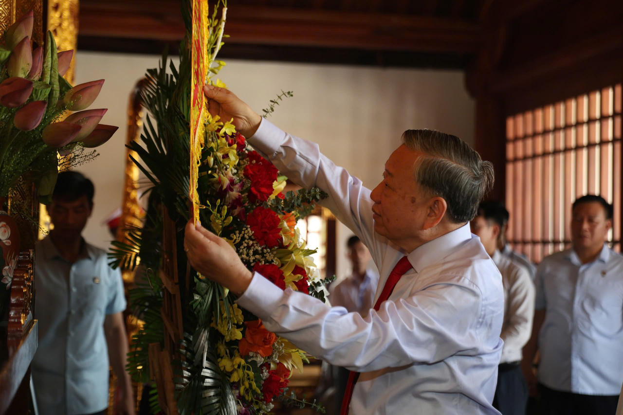 Tổng B&iacute; thư, Chủ tịch nước T&ocirc; L&acirc;m d&acirc;ng hoa tại Nh&agrave; lưu niệm Tổng B&iacute; thư H&agrave; Huy Tập ở x&atilde; Cẩm Hưng, tỉnh H&agrave; Tĩnh.