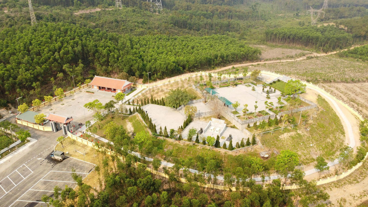 Tổng thể Khu mộ cố Tổng B&iacute; thư H&agrave; Huy Tập, tại x&atilde; Cẩm Hưng, tỉnh H&agrave; Tĩnh.