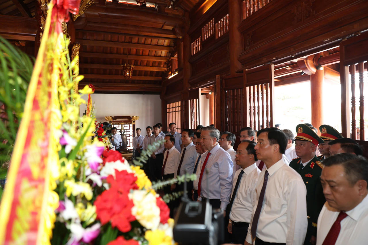 C&aacute;c đồng ch&iacute; l&atilde;nh đạo Đảng, Nh&agrave; nước d&acirc;ng hương tại Nh&agrave; lưu niệm Tổng B&iacute; thư H&agrave; Huy Tập.