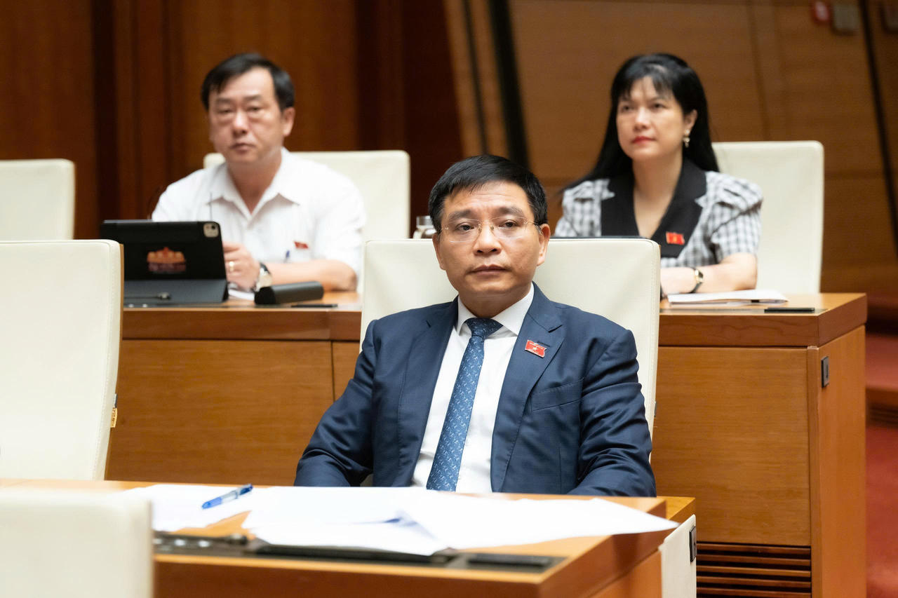 &nbsp;Ph&oacute; Thủ tướng lắng nghe &yacute; kiến của c&aacute;c đại biểu Quốc hội.