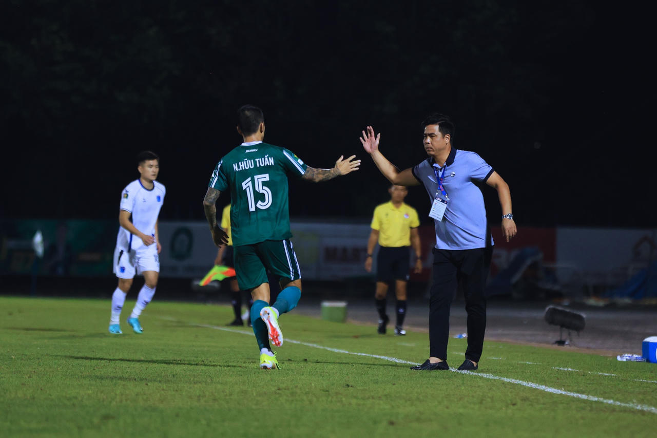 HLV Việt Thắng v&agrave; học tr&ograve; quyết t&acirc;m l&ecirc;n hạng V.League (Ảnh: VPF)