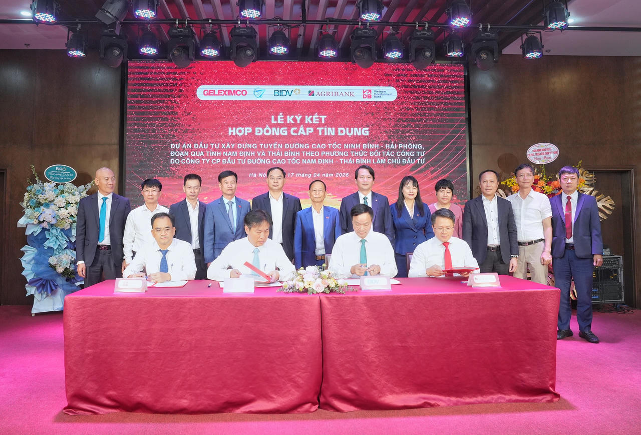 Đại diện c&aacute;c ng&acirc;n h&agrave;ng k&yacute; kết hợp đồng cấp t&iacute;n dụng Dự &aacute;n đầu tư x&acirc;y dựng cao tốc Ninh B&igrave;nh - Hải Ph&ograve;ng.