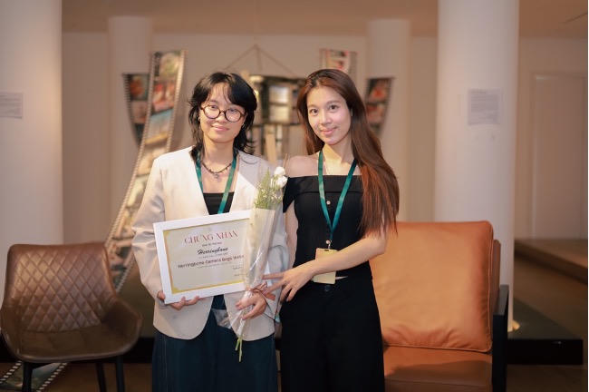 H&igrave;nh ảnh chị Nguyễn Huyền Trang - Trưởng Ban Tổ Chức triển l&atilde;m &ldquo;Film Gặp Thời&rdquo;. (Ảnh: Film Gặp Thời).