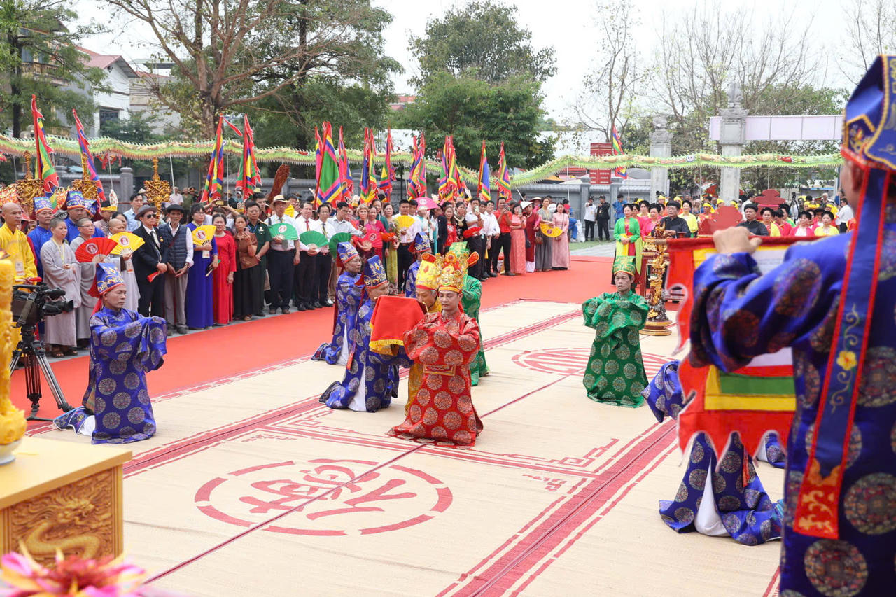 Trong tiếng nhạc lễ trang nghi&ecirc;m, đo&agrave;n rước với c&aacute;c bậc phụ l&atilde;o, đội nghi trượng, chức sắc v&agrave; đại diện địa phương tiến h&agrave;nh nghi lễ truyền thống (ảnh P.V)