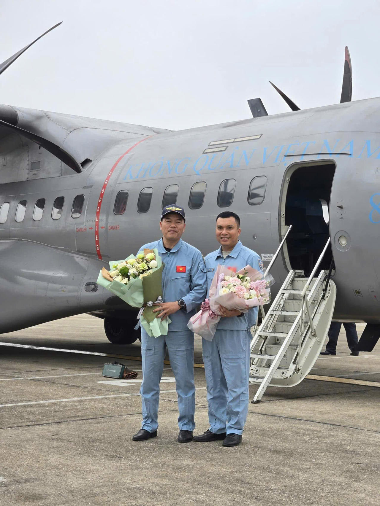 Đồng ch&iacute; Thượng t&aacute; Phạm Đức Trung Ph&oacute; Tham mưu trưởng Lữ đo&agrave;n tặng hoa ch&uacute;c mừng phi c&ocirc;ng ho&agrave;n th&agrave;nh nội dung đ&agrave;o tạo l&aacute;i ch&iacute;nh tr&ecirc;n m&aacute;y bay C-295