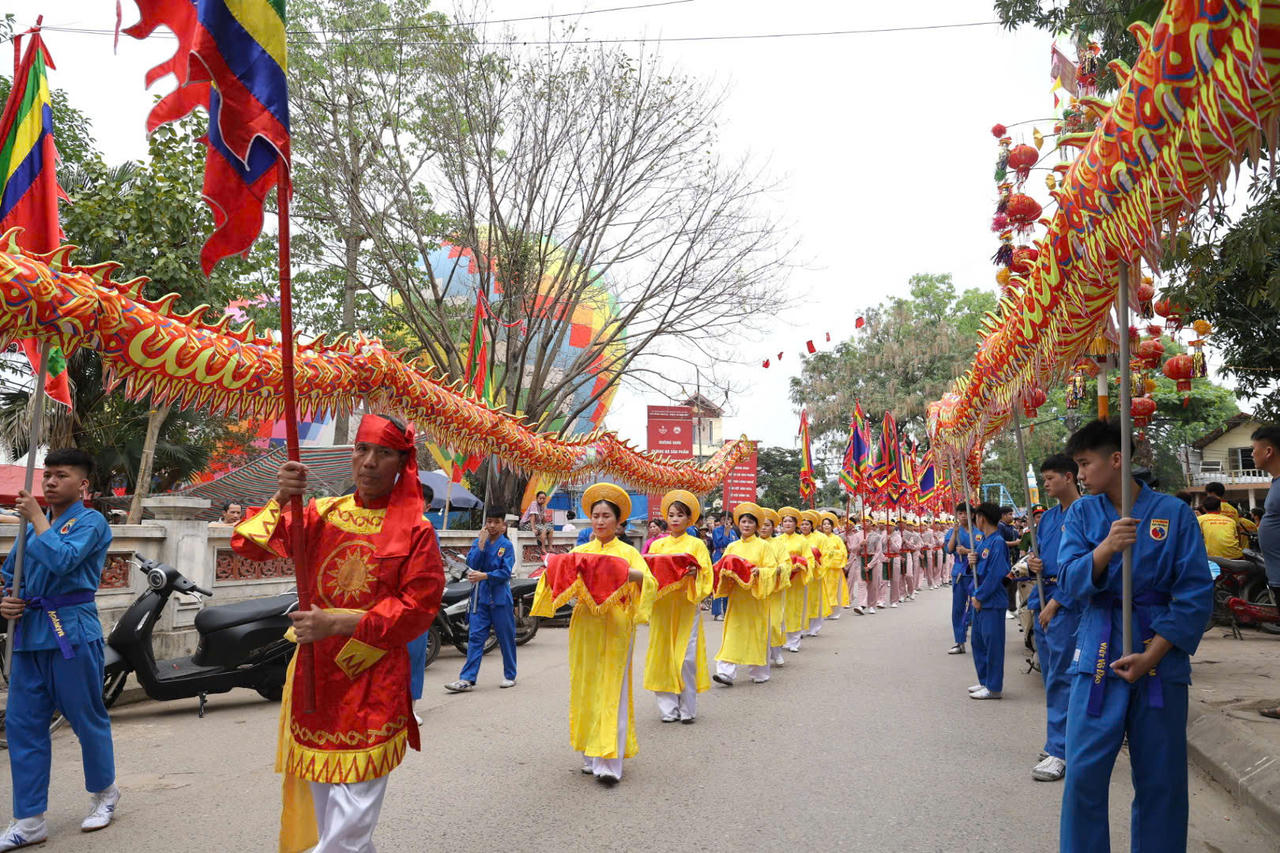 M&agrave;n m&uacute;a l&acirc;n sư rồng v&agrave; rồng d&agrave;i kỷ lục Việt Nam 120 m&eacute;t (ảnh BTC).