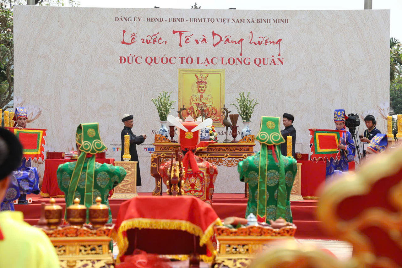 Hằng năm, v&agrave;o dịp th&aacute;ng Ba &acirc;m lịch, nh&acirc;n d&acirc;n th&agrave;nh k&iacute;nh tổ chức lễ rước, tế v&agrave; d&acirc;ng hương nhằm tưởng nhớ c&ocirc;ng đức tiền nh&acirc;n (ảnh P.V).