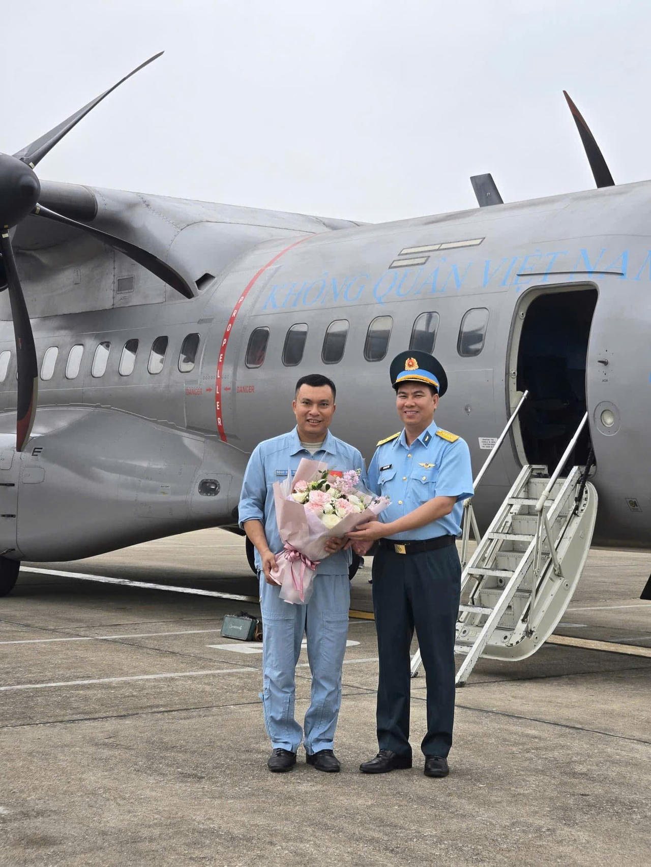 Đồng ch&iacute; Đại t&aacute; Đ&agrave;o Ngọc Xu&acirc;n Ch&iacute;nh ủy Lữ đo&agrave;n tặng hoa ch&uacute;c mừng Đồng ch&iacute; Thiếu t&aacute; Đặng Đức Toại Phi c&ocirc;ng ki&ecirc;m dẫn đường ho&agrave;n th&agrave;nh xuất sắc nội dung bay thả đơn l&aacute;i ch&iacute;nh