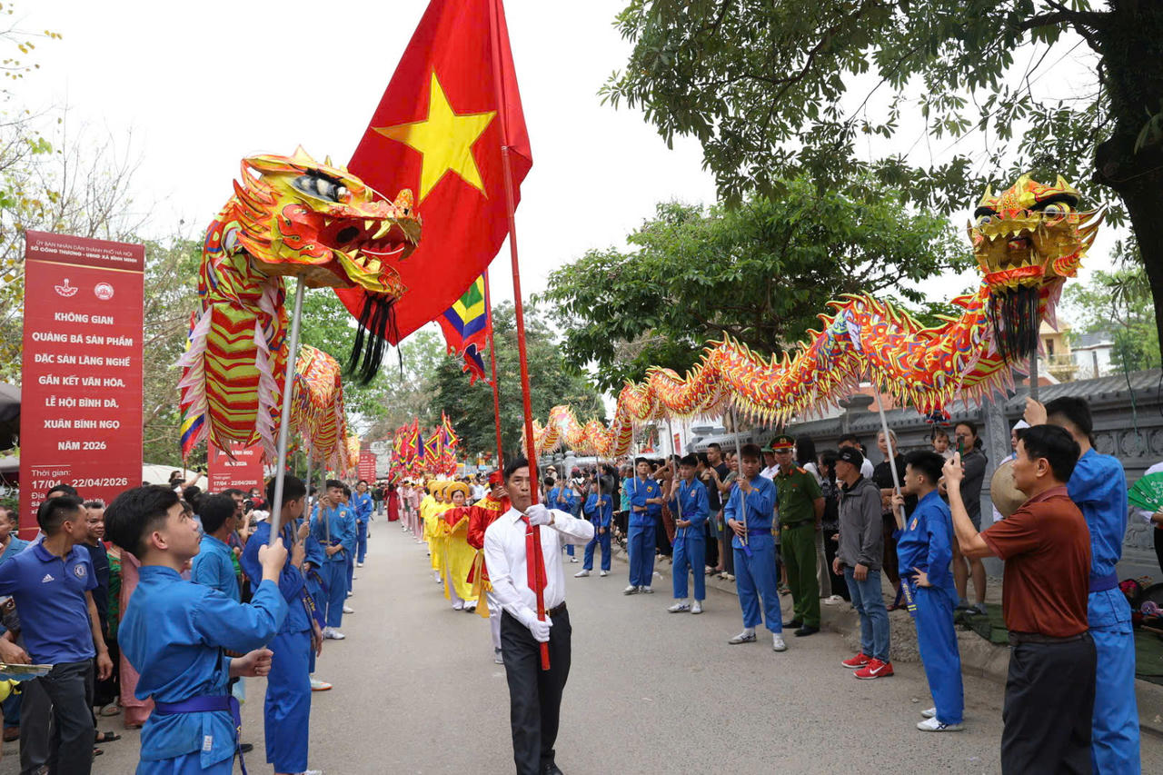 Điểm nổi bật của Lễ hội B&igrave;nh Đ&agrave; năm nay l&agrave; t&iacute;nh cộng đồng s&acirc;u rộng, với sự tham gia phối hợp của nhiều tổ chức văn h&oacute;a, kinh tế - x&atilde; hội (ảnh P.V).