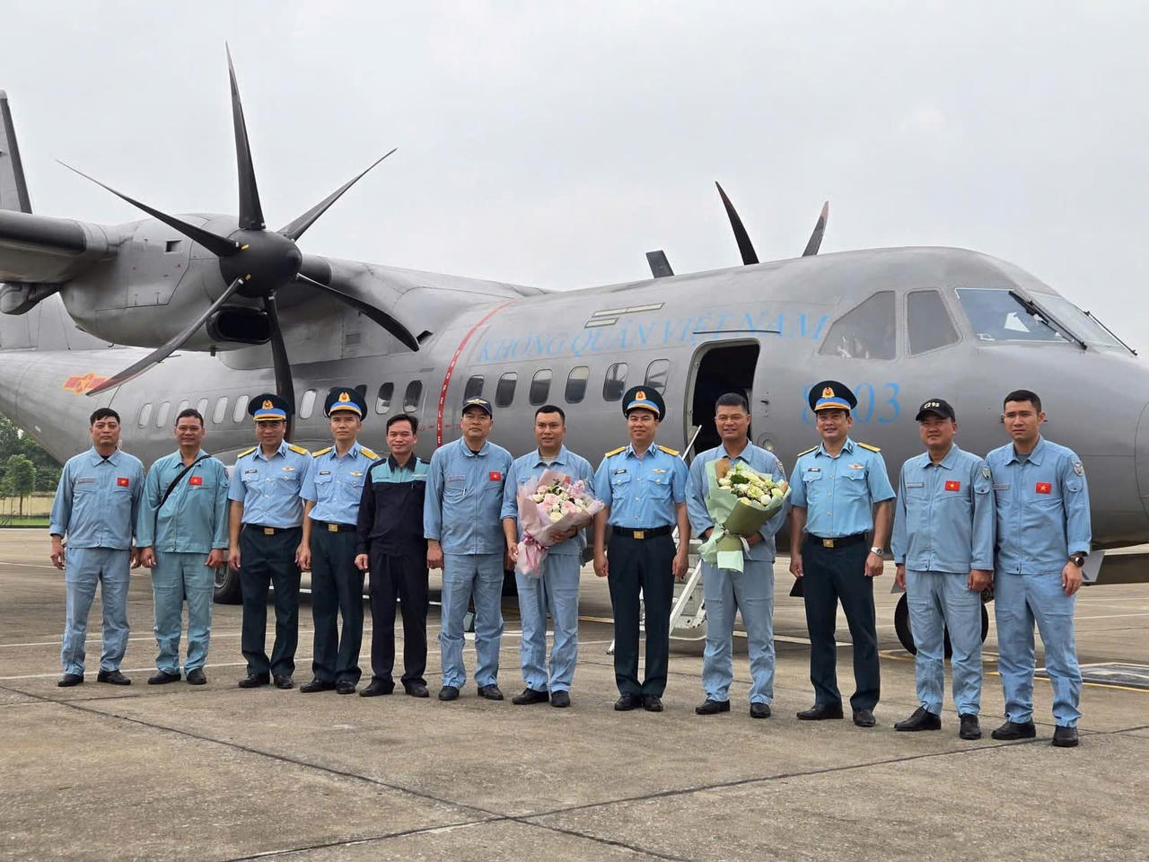 Thủ trưởng Lữ đo&agrave;n Kh&ocirc;ng qu&acirc;n 918 ch&uacute;c mừng phi c&ocirc;ng ho&agrave;n th&agrave;nh nội dung bay thả đơn l&aacute;i ch&iacute;nh