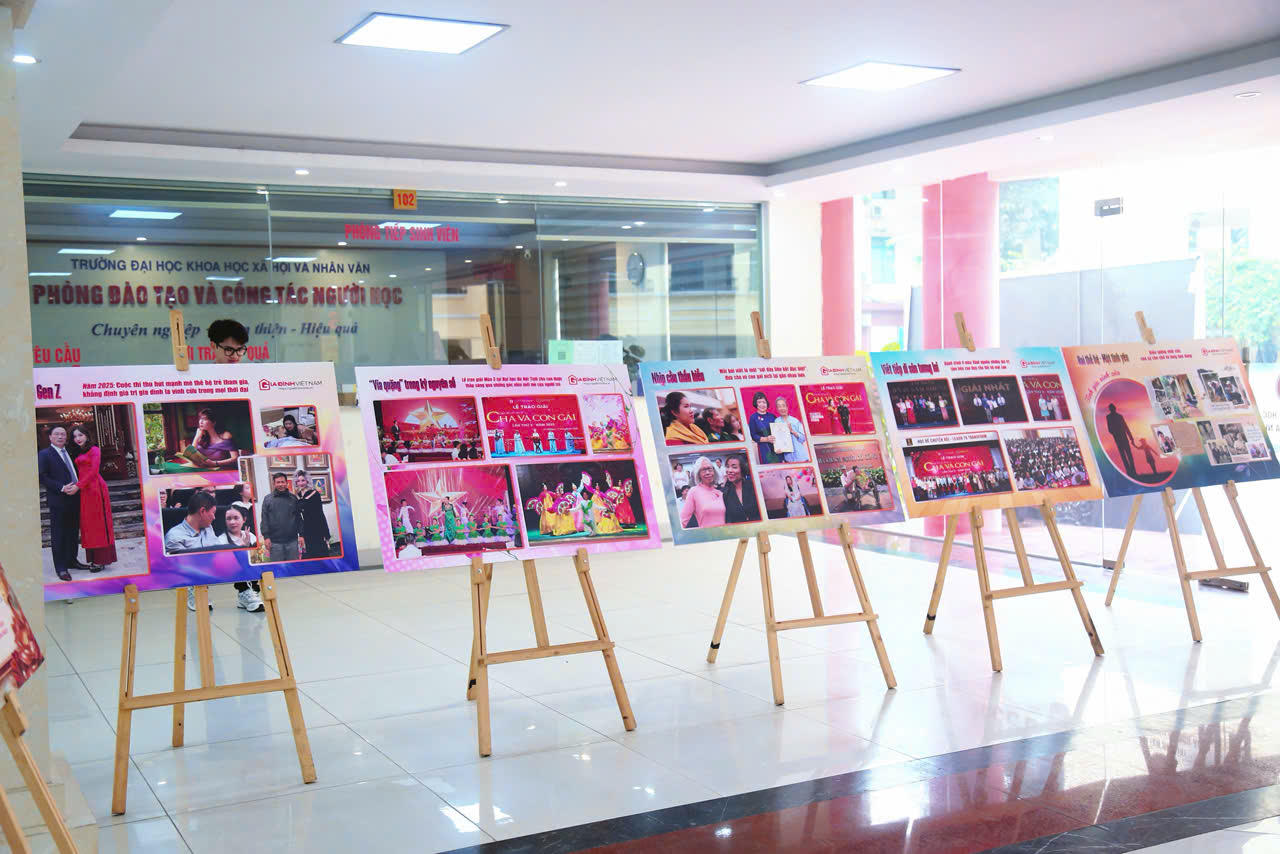 Triển l&atilde;m ảnh từ những bức ảnh trong cuộc thi 'Cha v&agrave; con g&aacute;i' qua 3 lần tổ chức (Ảnh: Đ. Hiền).