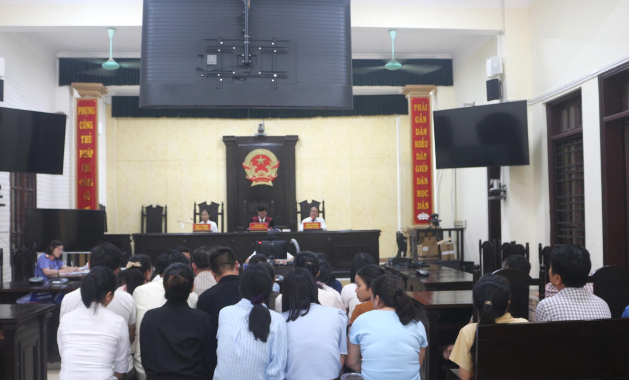 Quang cảnh phi&ecirc;n t&ograve;a x&eacute;t xử vụ &aacute;n mua b&aacute;n h&oacute;a đơn, trốn thuế xảy ra tr&ecirc;n địa b&agrave;n tỉnh Quảng Trị.