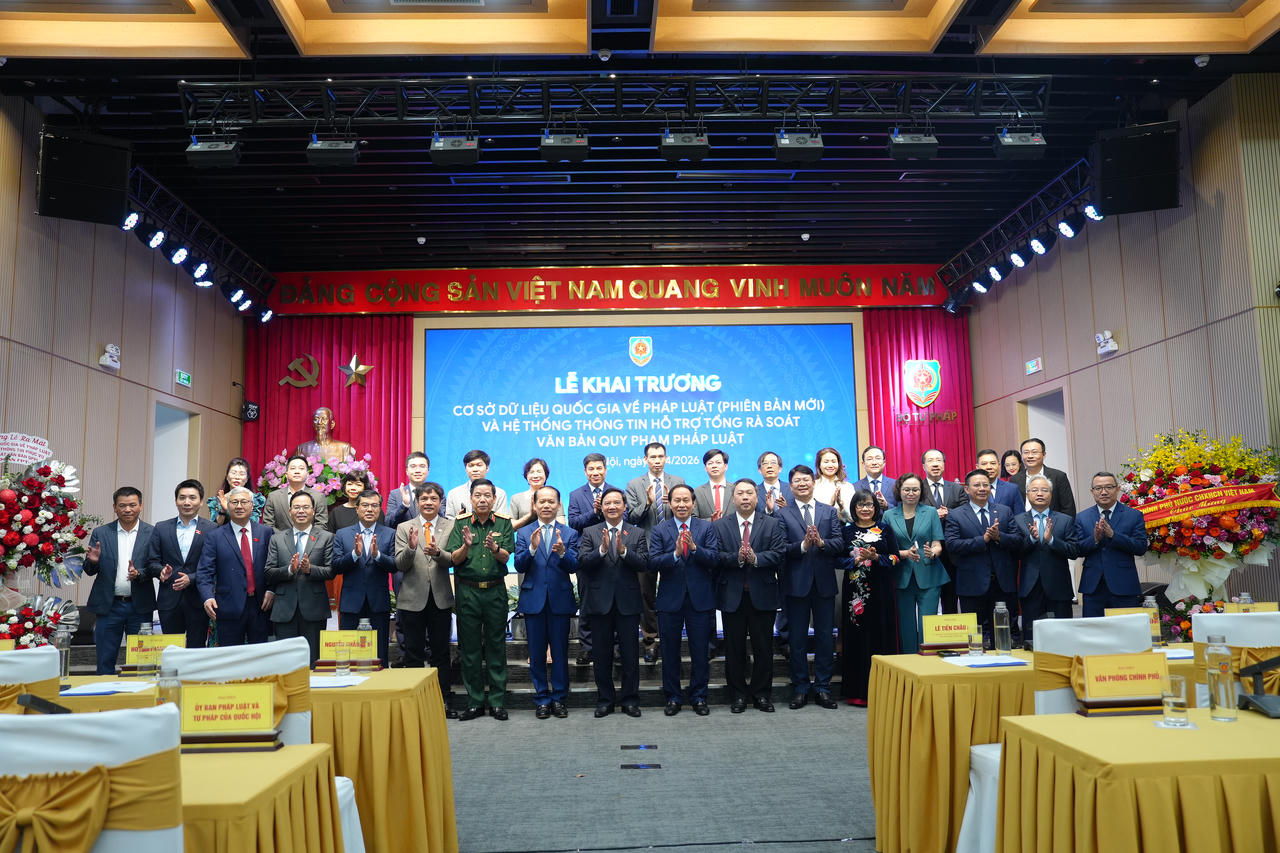 Ph&oacute; Chủ tịch Quốc hội Nguyễn Khắc Định, Ph&oacute; Thủ tướng L&ecirc; Tiến Ch&acirc;u, Bộ trưởng Bộ Tư ph&aacute;p Ho&agrave;ng Thanh T&ugrave;ng chụp ảnh lưu niệm c&ugrave;ng c&aacute;c đại biểu tham dự.