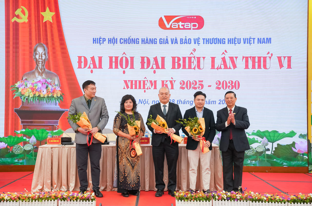 Tổng gi&aacute;m đốc Vianco Trần Chiến Thắng (đứng giữa) c&ugrave;ng Ban l&atilde;nh đạo Hiệp hội VATAP nhiệm kỳ VI.