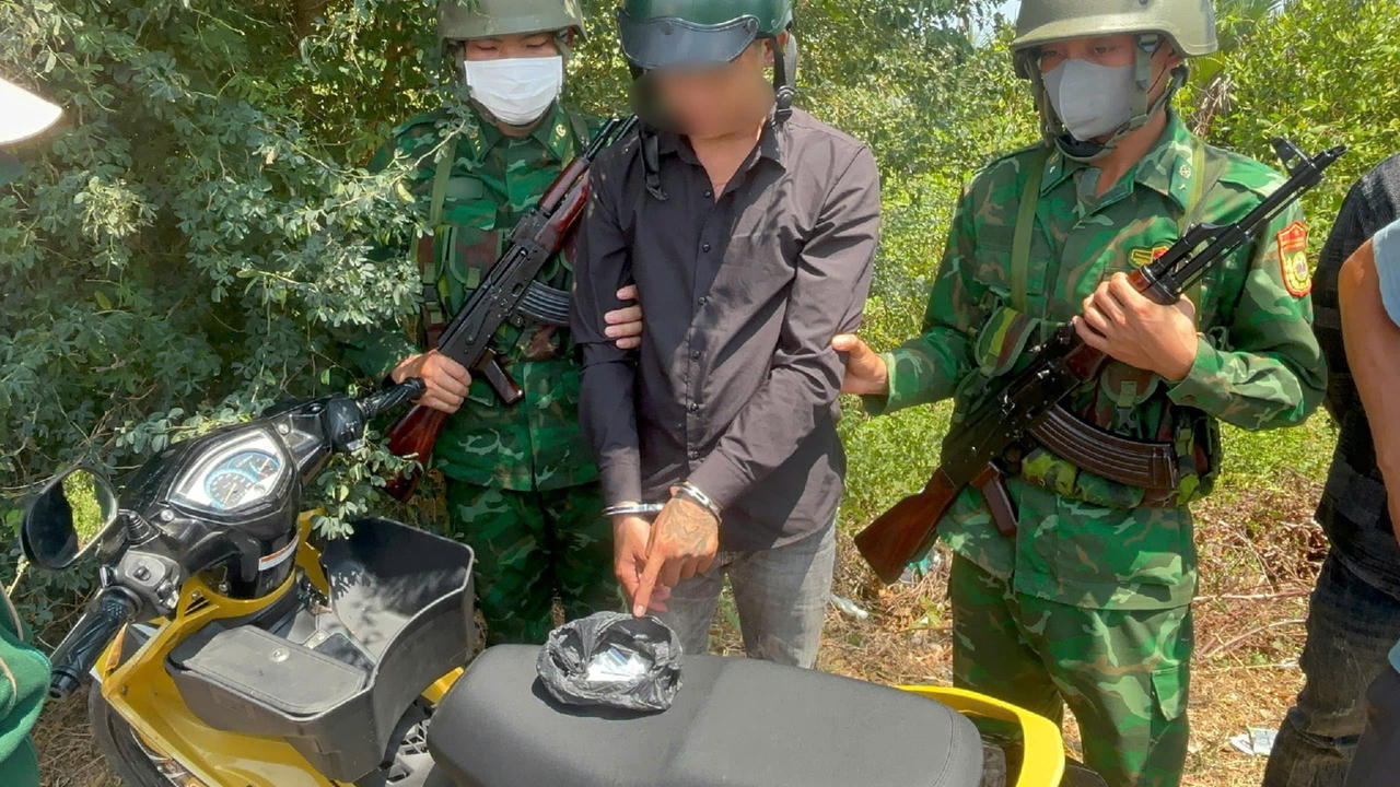 Đối tượng c&ugrave;ng tang vật&nbsp;