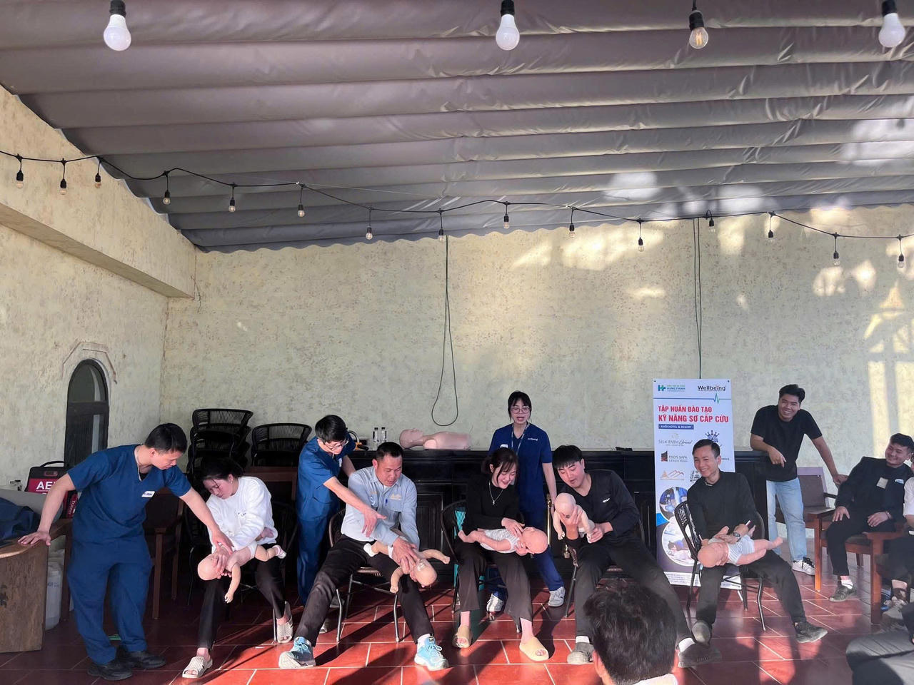 Kh&aacute;ch sạn Ch&acirc;u Long Sapa đ&atilde; ch&uacute; trọng đ&agrave;o tạo đội ngũ nh&acirc;n vi&ecirc;n theo c&aacute;c chương tr&igrave;nh chuy&ecirc;n s&acirc;u về sơ cấp cứu v&agrave; chăm s&oacute;c sức khỏe ban đầu.