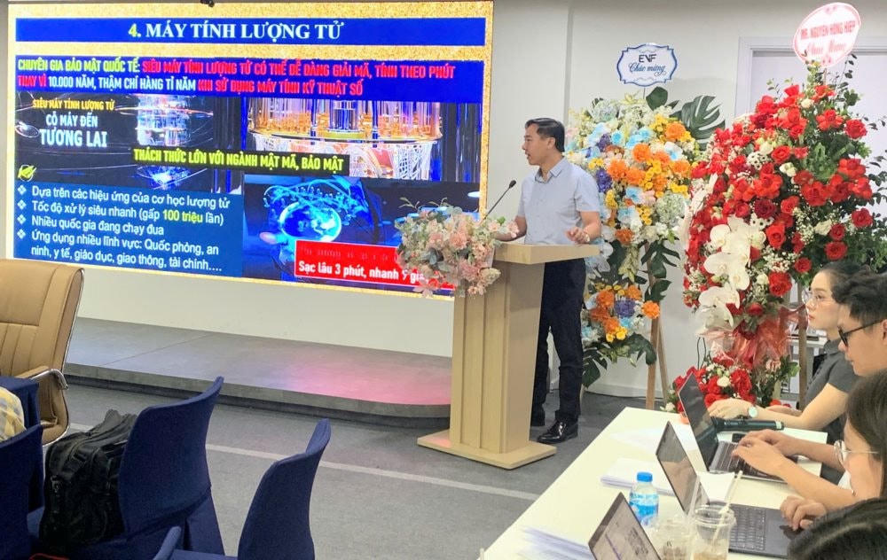 Thượng t&aacute; Nguyễn Đ&igrave;nh Đỗ Thi khuy&ecirc;n mọi người d&acirc;n cần chủ động bảo vệ th&ocirc;ng tin bằng mật khẩu mạnh, x&aacute;c thực đa yếu tố, thận trọng trong c&aacute;c giao dịch t&agrave;i ch&iacute;nh. (Ảnh trong b&agrave;i: Lan Hạ)