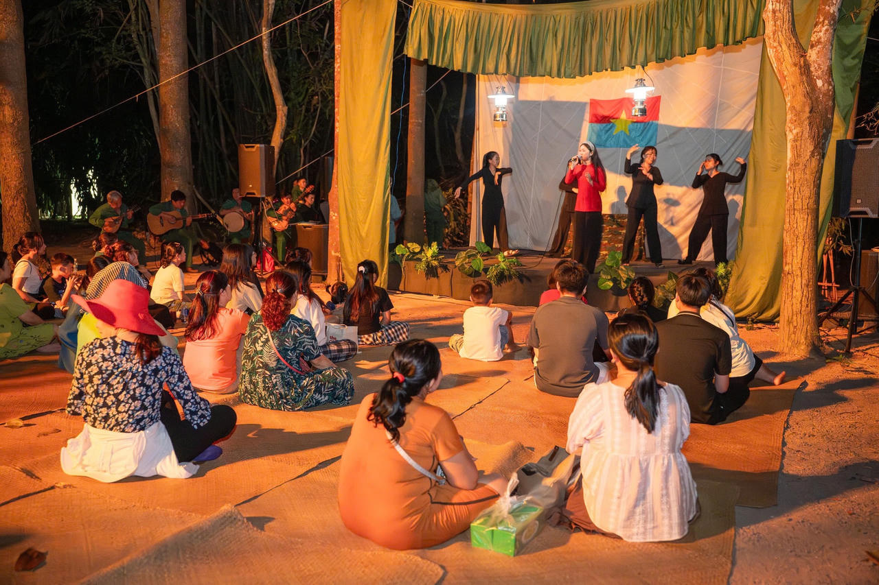 Du kh&aacute;ch trải nghiệm tour đ&ecirc;m  &ldquo;Trăng chiến khu&rdquo;. Ảnh: Địa đạo Củ Chi