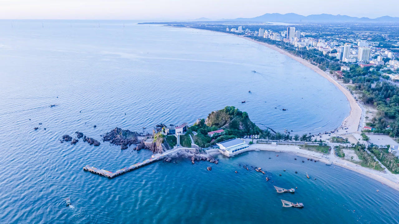 Cửa L&ograve;, Nghệ An l&agrave; một trong những b&atilde;i biển đẹp nhất Bắc Trung Bộ. Ảnh: Quốc Đ&agrave;n