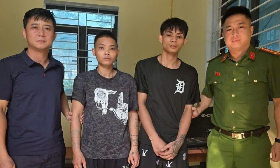 C&ocirc;ng an x&atilde; Trung Ch&iacute;nh (tỉnh Thanh H&oacute;a) b&agrave;n giao 2 đối tượng truy t&igrave;m cho Cơ quan CSĐT C&ocirc;ng an tỉnh Lai Ch&acirc;u.