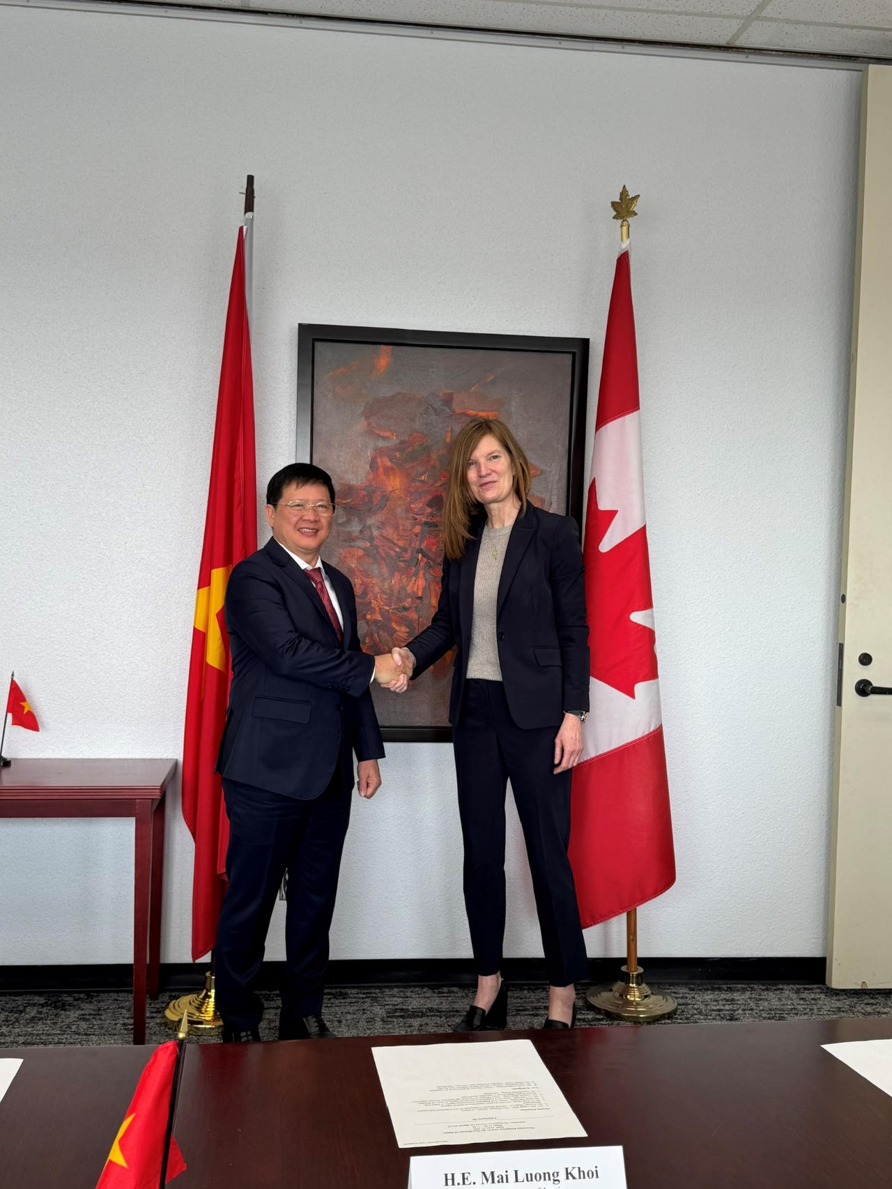 L&agrave;m việc với Bộ C&aacute;c vấn đề to&agrave;n cầu Canada