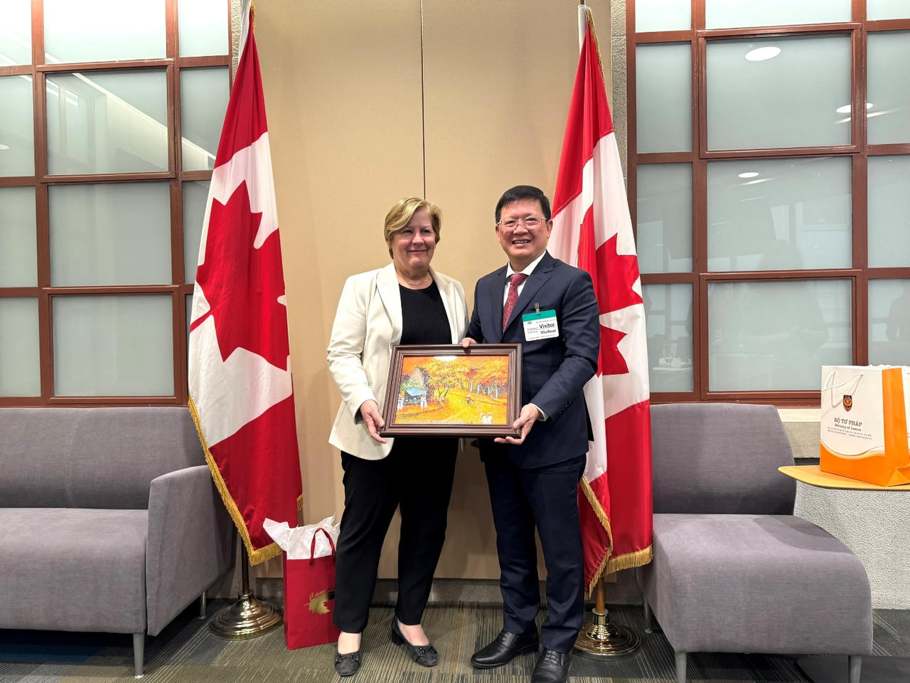 Thứ trưởng Mai Lương Kh&ocirc;i tặng Thứ trưởng Bộ Tư ph&aacute;p Canada Marie Jos&eacute;s Hogue qu&agrave; lưu niệm.