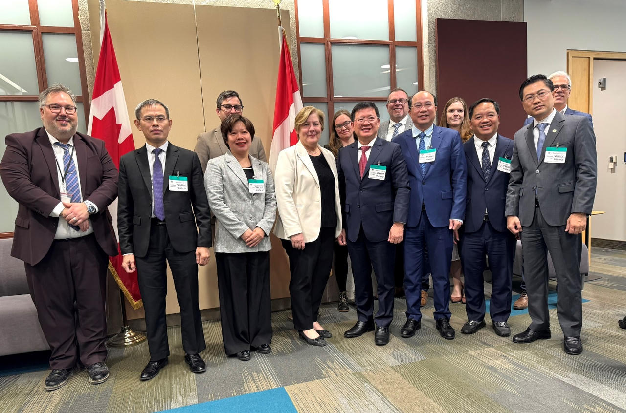 Đo&agrave;n l&agrave;m việc với Bộ Tư ph&aacute;p Canada