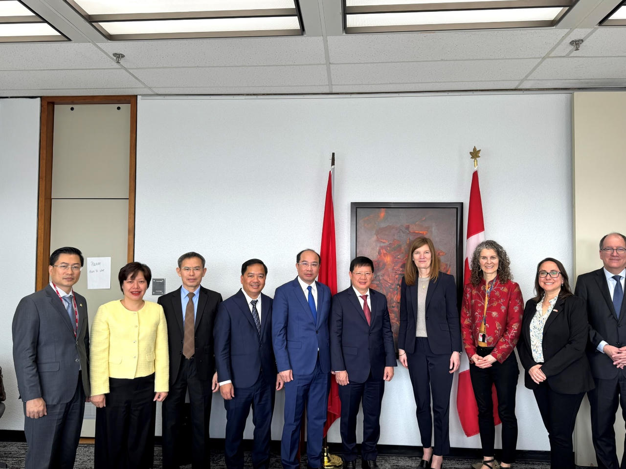 L&agrave;m việc với Bộ C&aacute;c vấn đề to&agrave;n cầu Canada