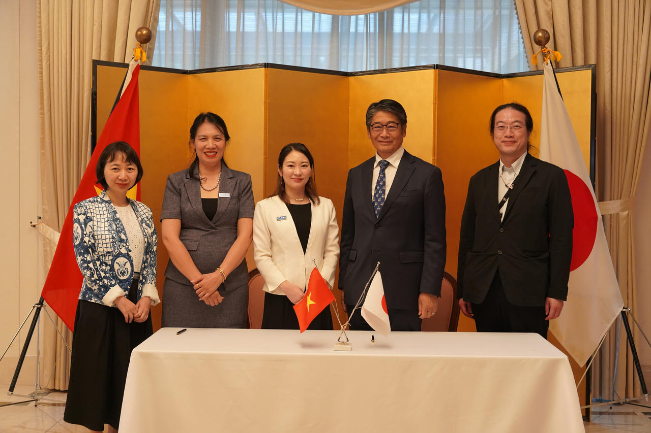 Ng&agrave;i Ito Naoki - Đại sứ Nhật Bản tại Việt Nam (người thứ hai từ phải sang) b&agrave;y tỏ kỳ vọng những kết quả đạt được trong năm đầu ti&ecirc;n sẽ tiếp tục được ph&aacute;t huy trong năm thứ hai của dự &aacute;n để trẻ em được hưởng niềm vui đến trường.