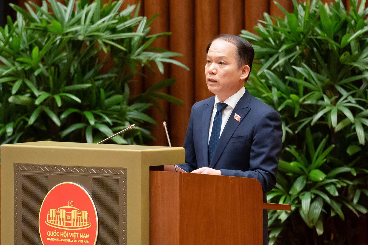 Bộ trưởng Ho&agrave;ng Thanh T&ugrave;ng b&aacute;o c&aacute;o tiếp thu, giải tr&igrave;nh trước khi Nghị quyết được th&ocirc;ng qua.