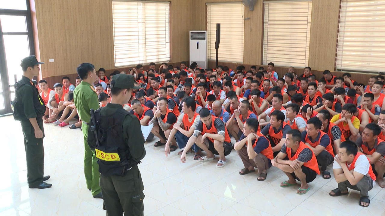 C&aacute;c đối tượng li&ecirc;n quan đến vụ &aacute;n (mặc &aacute;o cam).