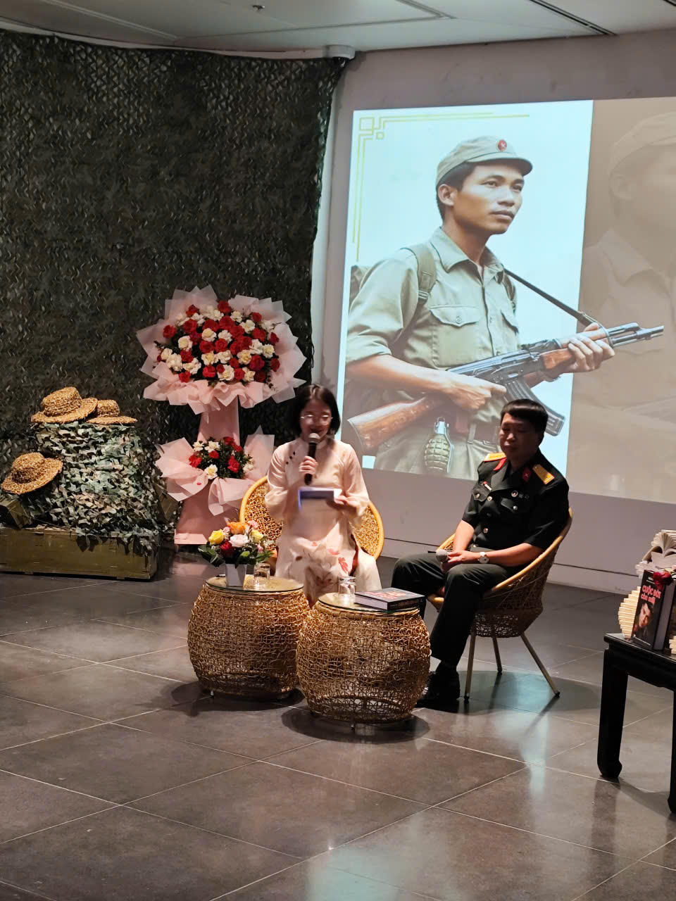 Đại t&aacute; Đặng Vương Hưng người miệt m&agrave;i lưu giữ k&yacute; ức của những người l&iacute;nh nơi chiến trường v&agrave; người th&acirc;n của họ ở qu&ecirc; nh&agrave;