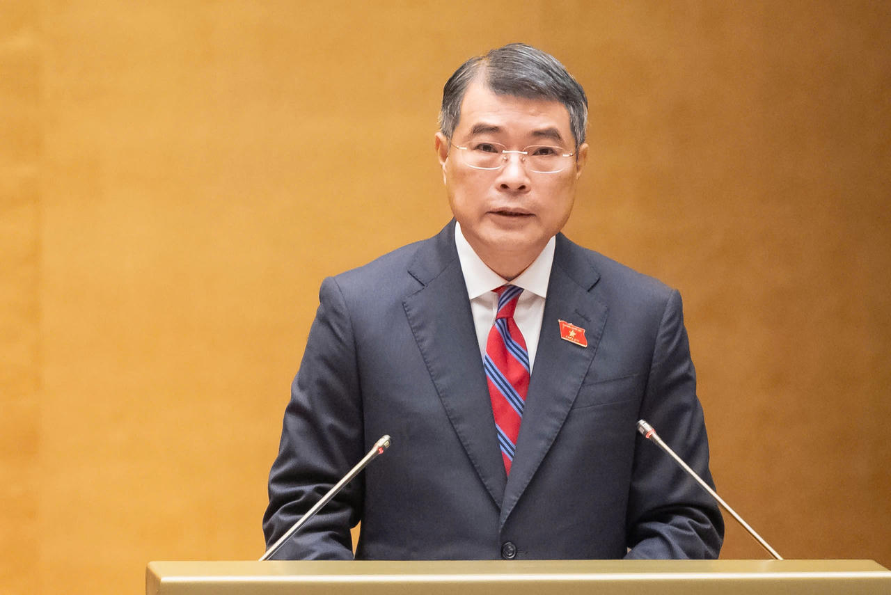 Thủ tướng L&ecirc; Minh Hưng tr&igrave;nh b&agrave;y b&aacute;o c&aacute;o trước Quốc hội.