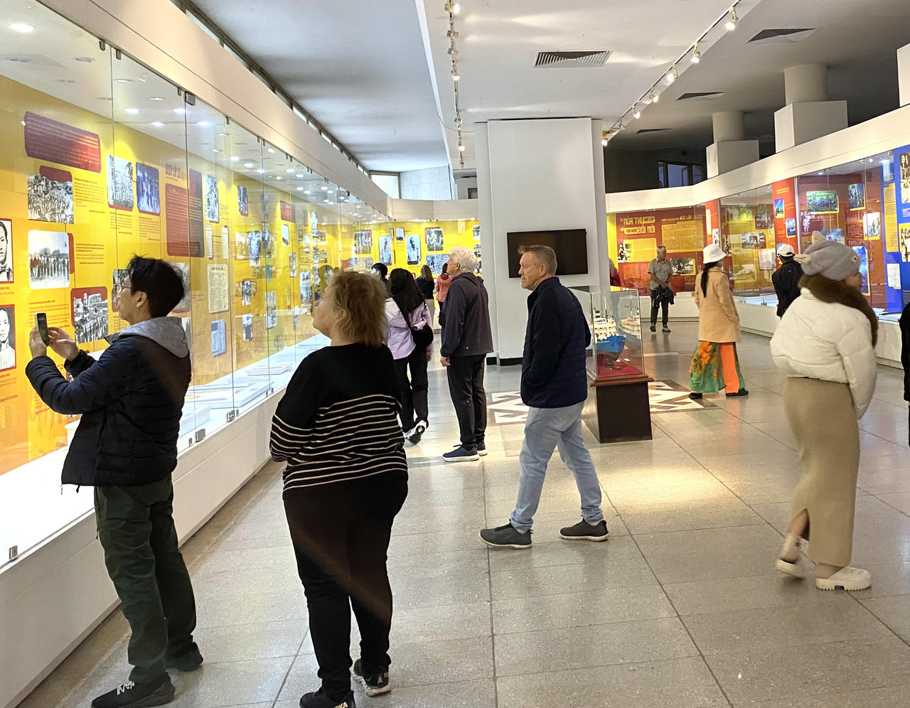 Nhiều du kh&aacute;ch nước ngo&agrave;i chọn tham quan Bảo t&agrave;ng Hồ Ch&iacute; Minh để t&igrave;m hiểu th&ecirc;m văn h&oacute;a, lịch sử Việt Nam. (Ảnh: PV)