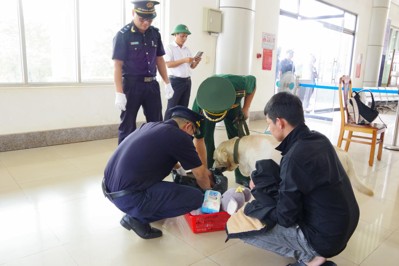 Lực lượng chức năng kiểm tra h&agrave;nh l&yacute; của c&aacute;c c&ocirc;ng d&acirc;n Việt Nam được lực lượng chức năng Campuchia trao trả qua cửa khẩu quốc tế Mộc B&agrave;i. Ảnh: L&ecirc; Đồng