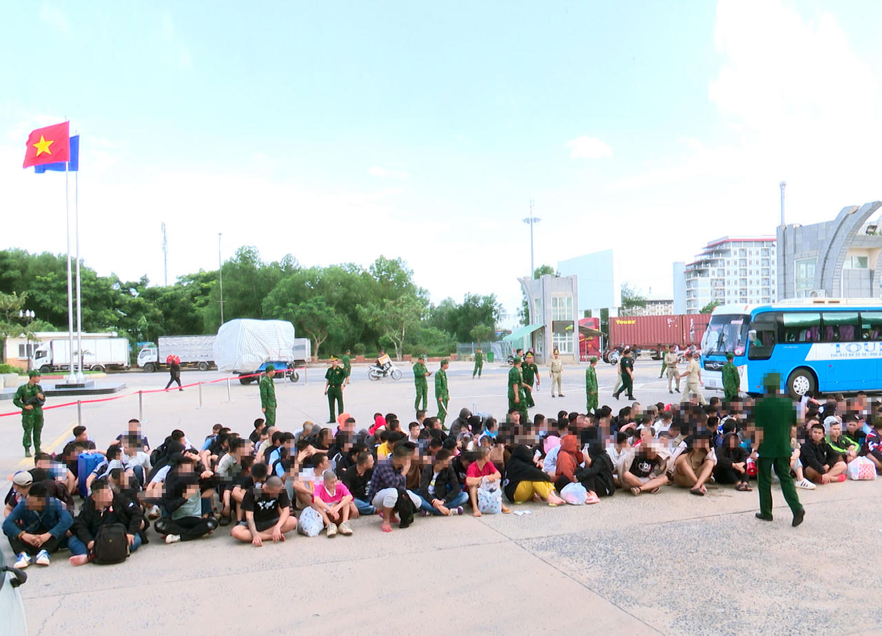 H&agrave;ng trăm c&ocirc;ng d&acirc;n Việt Nam được lực lượng chức năng Campuchia trao trả qua cửa khẩu quốc tế Mộc B&agrave;i, tỉnh T&acirc;y Ninh. Ảnh Đinh Qu&acirc;n