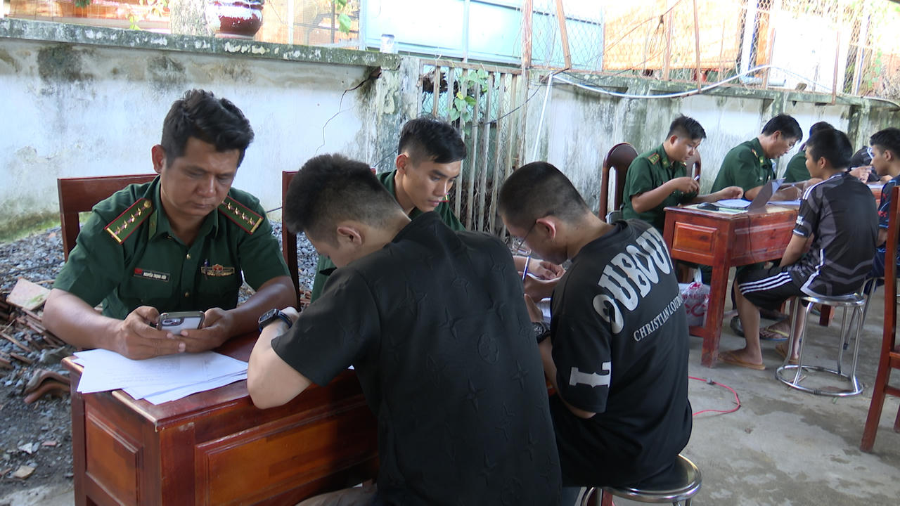 C&aacute;c c&ocirc;ng d&acirc;n Việt Nam đang khai b&aacute;o với lực lượng Bi&ecirc;n ph&ograve;ng tỉnh T&acirc;y Ninh về qu&aacute; tr&igrave;nh l&agrave;m việc b&ecirc;n Campuchia. Ảnh Đinh Qu&acirc;n