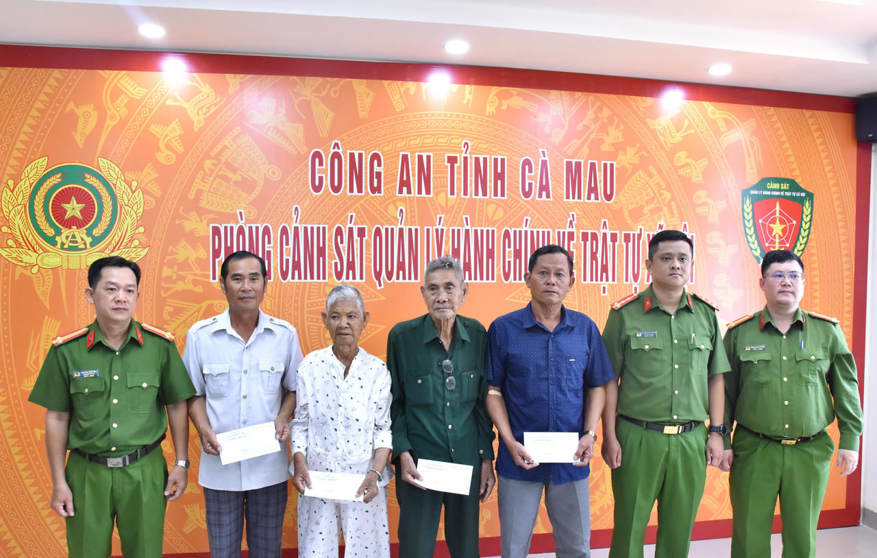 C&ocirc;ng an tỉnh C&agrave; Mau tặng qu&agrave; cho th&acirc;n nh&acirc;n liệt sĩ chưa x&aacute;c định được danh t&iacute;nh tại buổi thu nhận mẫu ADN.