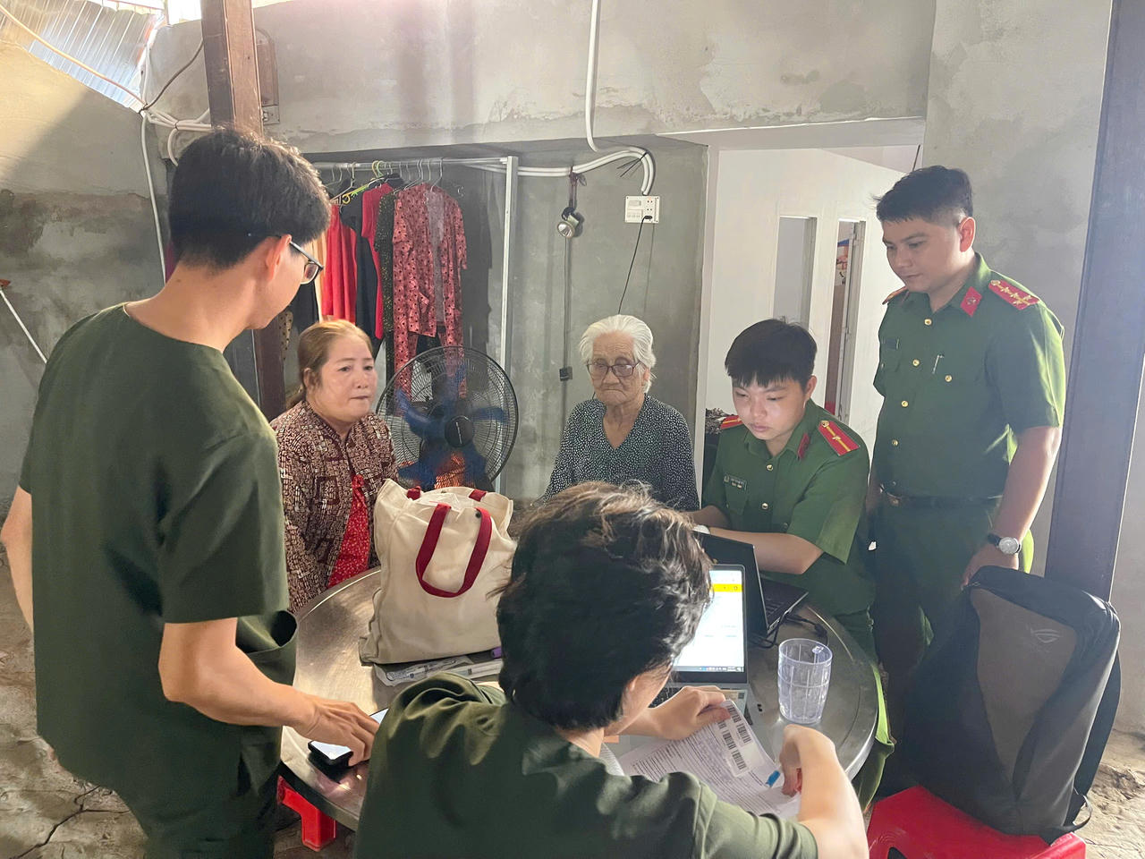 Lực lượng C&ocirc;ng an đến tận nh&agrave; r&agrave; so&aacute;t, thu thập th&ocirc;ng tin th&acirc;n nh&acirc;n liệt sĩ.