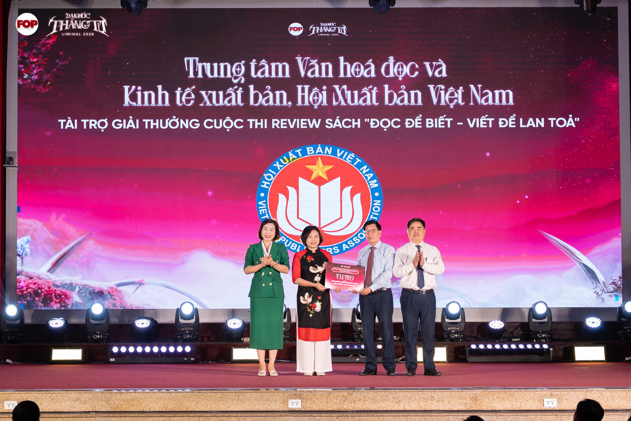 PGS, TS Phạm Huy Kỳ, Ph&oacute; Gi&aacute;m đốc Trung t&acirc;m Văn h&oacute;a đọc v&agrave; Kinh tế xuất bản, Hội Xuất bản Việt Nam trao tặng t&agrave;i trợ cho cuộc thi &ldquo;Đọc để biết - Viết để lan tỏa&rdquo;. (Ảnh: BTC)