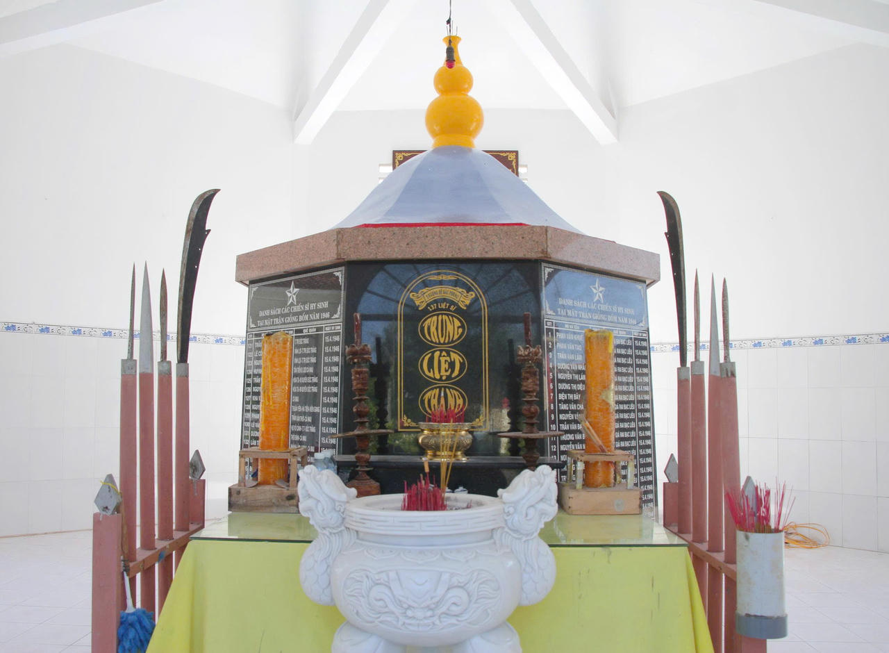 Trong T&ograve;a Trung liệt th&aacute;nh, 137 liệt sĩ được khắc trang trọng, nhắc nhớ về những hy sinh to lớn của c&aacute;c thế hệ đi trước v&igrave; độc lập, tự do của d&acirc;n tộc.