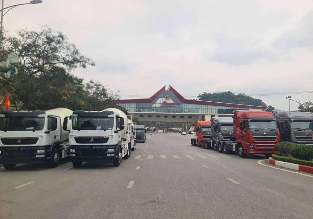 &Ocirc; t&ocirc; nhập về đỗ tại&nbsp;cửa khẩu quốc tế Hữu Nghị. (Ảnh: Minh Hữu)
