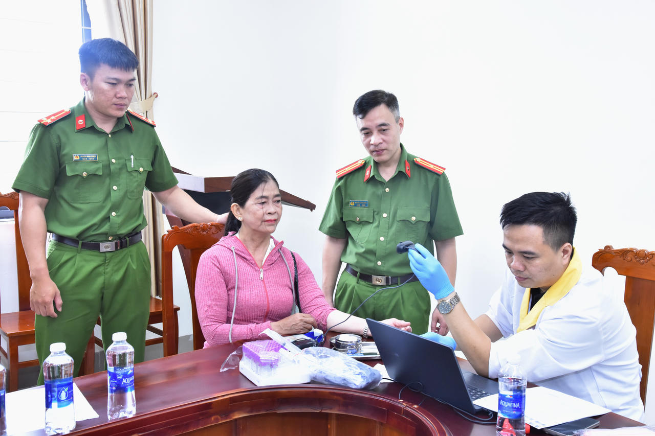 C&aacute;n bộ Ph&ograve;ng Cảnh s&aacute;t quản l&yacute; h&agrave;nh ch&iacute;nh về trật tự x&atilde; hội C&ocirc;ng an C&agrave; Mau, phối hợp thu nhận mẫu ADN th&acirc;n nh&acirc;n liệt sĩ.