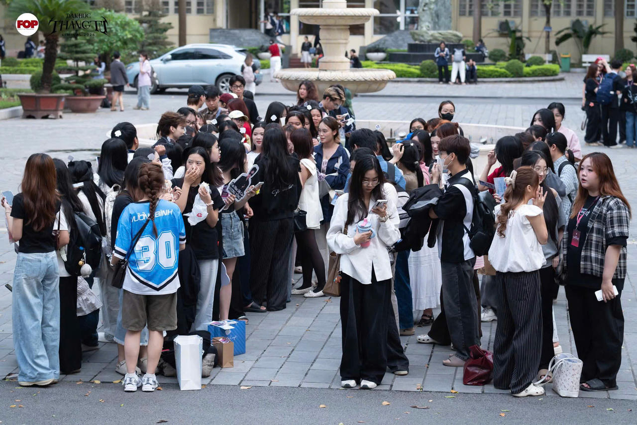 Kh&aacute;n giả xếp h&agrave;ng từ sớm, h&aacute;o hức chờ đợi trước giờ G của đ&ecirc;m Đại nhạc hội. (Ảnh: BTC)